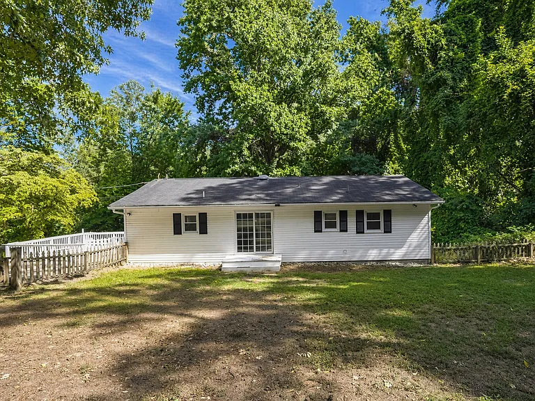 1042 Floral Ct — Photo 5