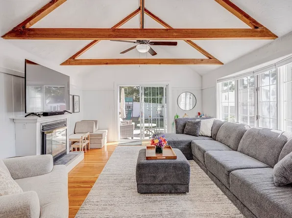 27 Lawnview Dr, Braintree, MA 02184