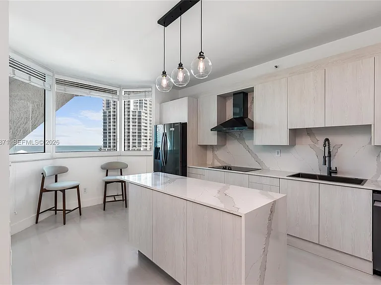 300 S Pointe Dr #907 — Photo 11