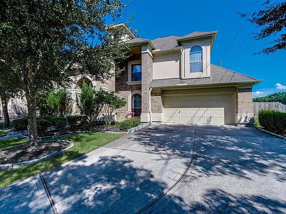 Cul-de-sac lot with greenbelt to the right of the home. Wonderful privacy!