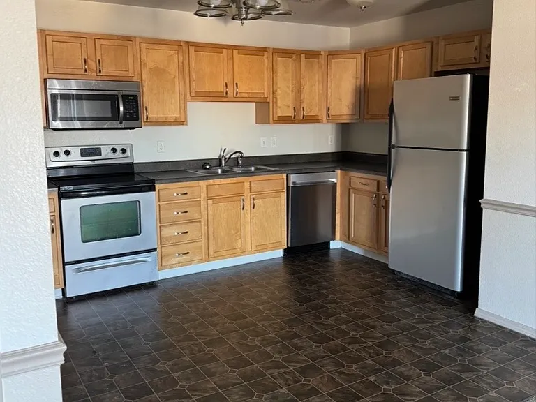 202 Crockett St — Photo 8