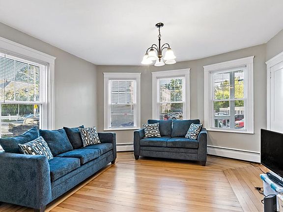 2nd image of 33 Ivy St