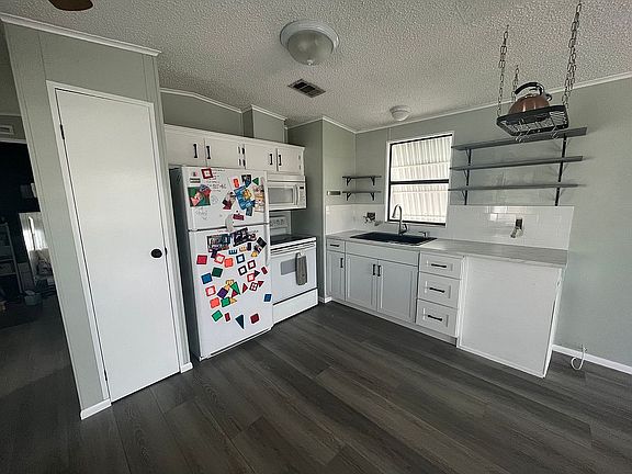 5th image of 208 52nd Avenue Dr W