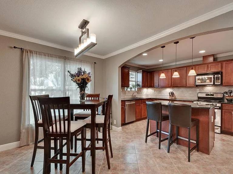 610 W North Loop Blvd — Photo 3