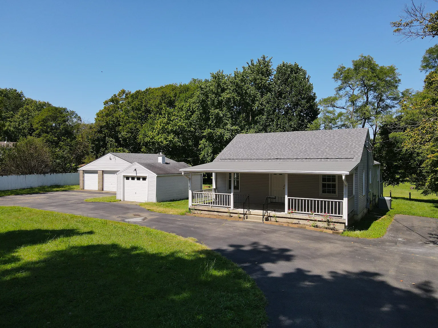 3 bed, 1.5 bath, 1250 sqft, $2,149 — Photo 2
