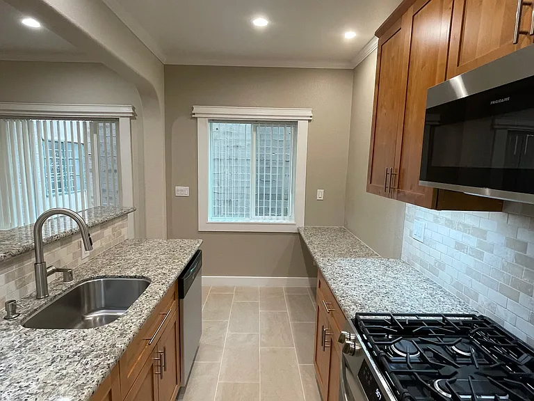 Claremont Towers Apartments — Photo 3