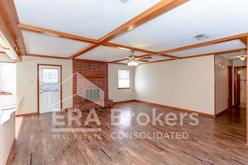 3 bed, 2.0 bath, 1359 sqft, $1,349 — Photo 3
