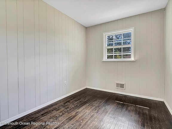 2nd image of 833 Holiday Ct