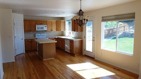 Large gourmet eat in kitchen