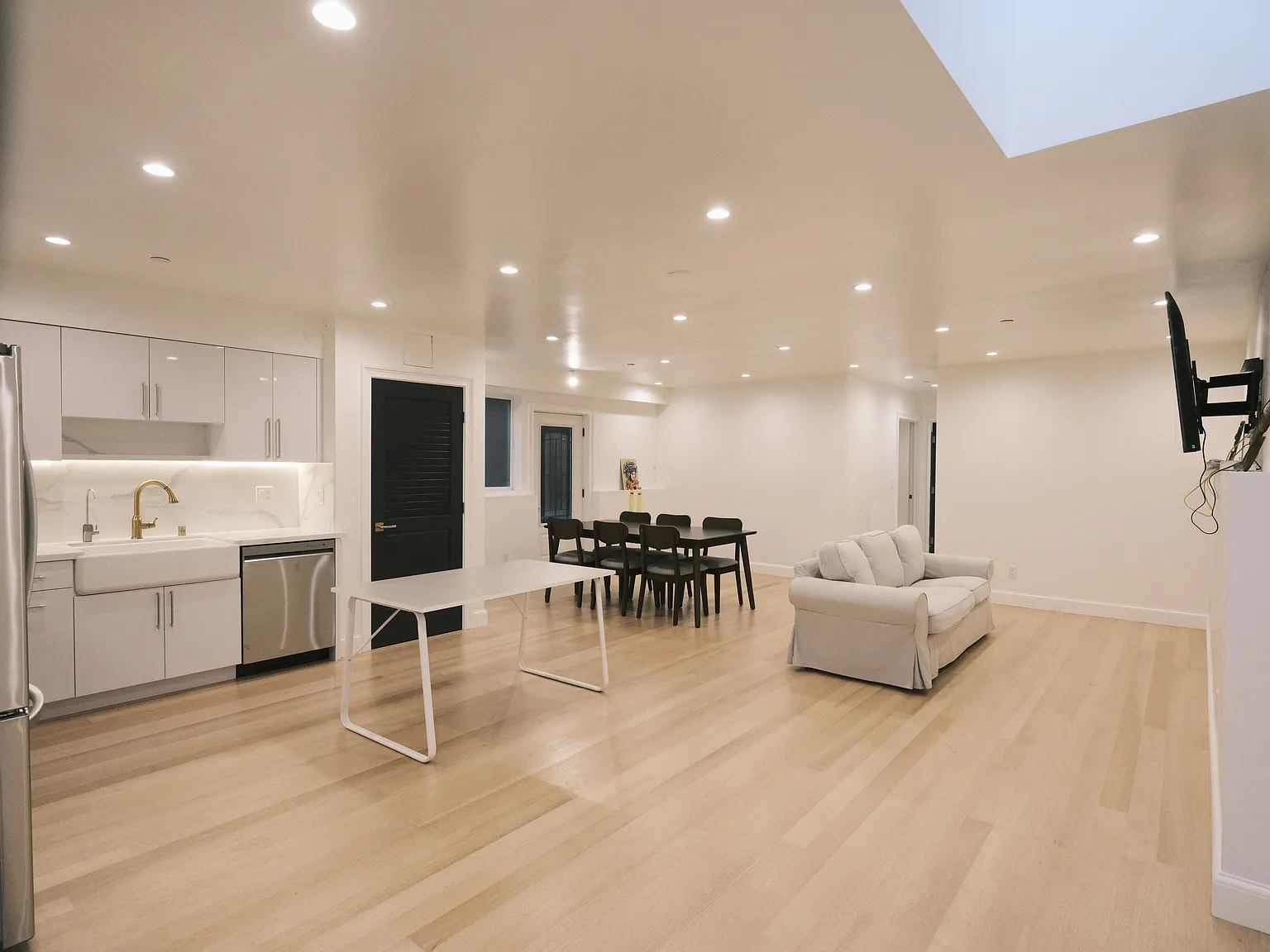3 bed, 1650 sqft, $9,800 — Photo 1