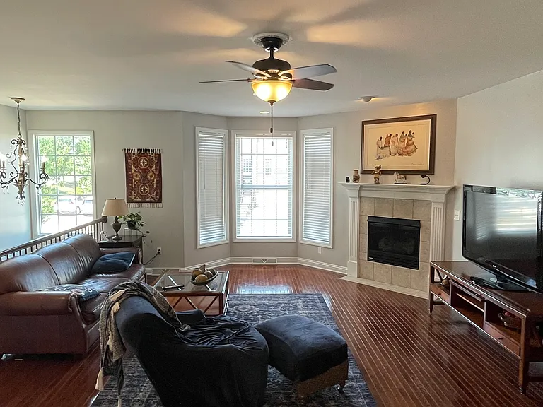 574 E Vanderbilt Dr — Photo 5