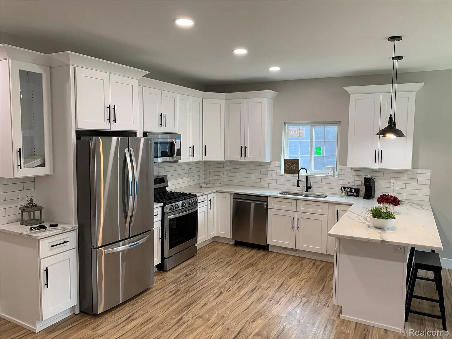 3 bed, 2.5 bath, 1670 sqft, $2,400 — Photo 1