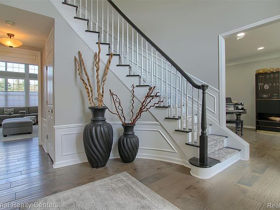 4th image of 429 Delaford Ct