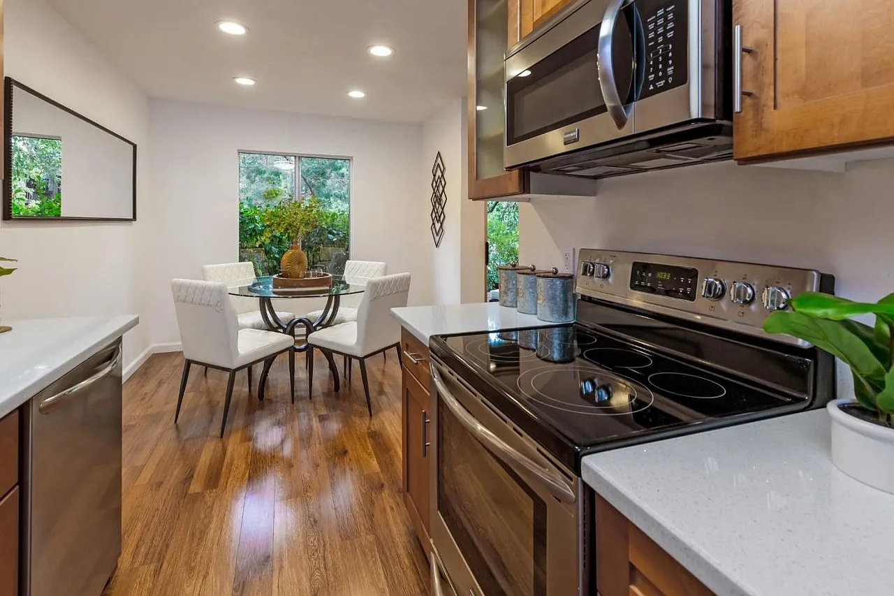 505 Cypress Point Dr — Photo 2