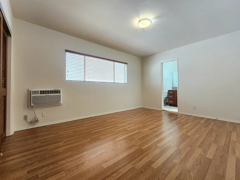 1850 Greenfield Ave #8 — Photo 13