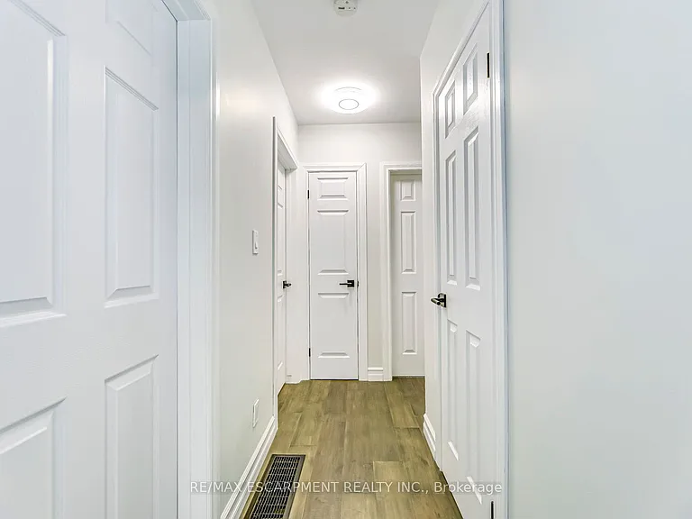 356 Dunlop Cres — Photo 17