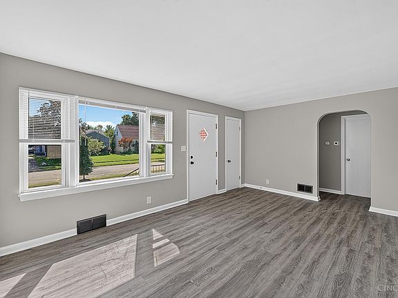 4th image of 2771 Andrew Ave