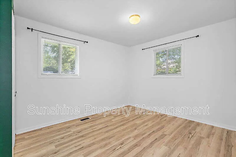 3 bed, 1.0 bath, 1100 sqft, $2,000 — Photo 2