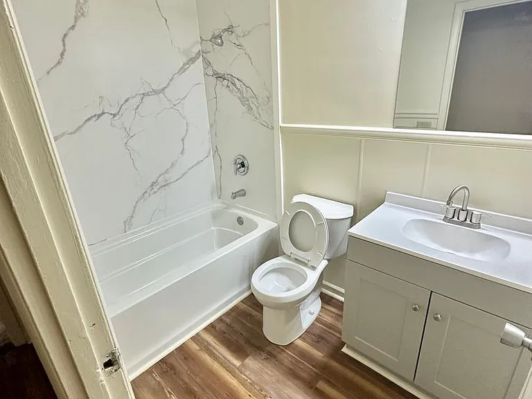 University Pointe Apartments — Photo 15