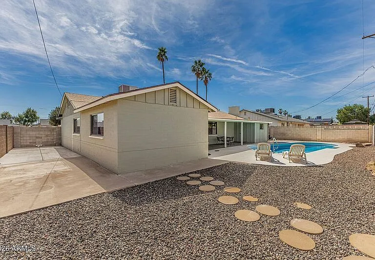 220 E McKinley St — Photo 33