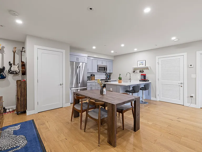 10-16 Everett St #204 — Photo 8