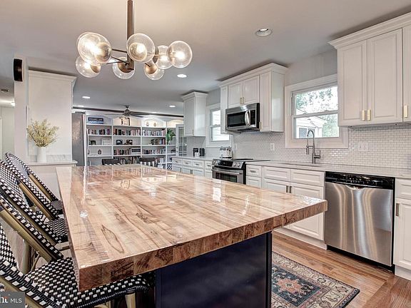 5th image of 5091 Queens Wood Dr