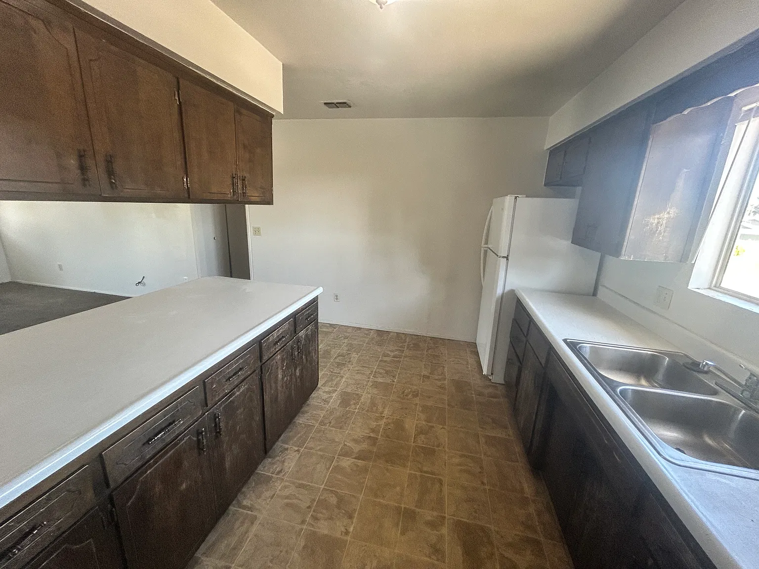 3 bed, 1000 sqft, $1,350 — Photo 2