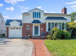 194 Seaman Ave, Rockville Centre, NY 11570