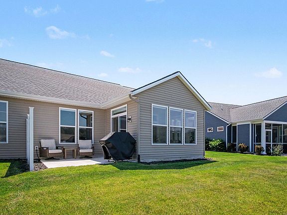 3rd image of 2929 Isle Grand Dr NE #11