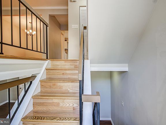 4th image of 4 Hyacinth Ct #8-2