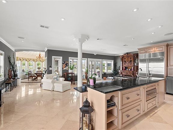 5th image of 821 Arctic Ave