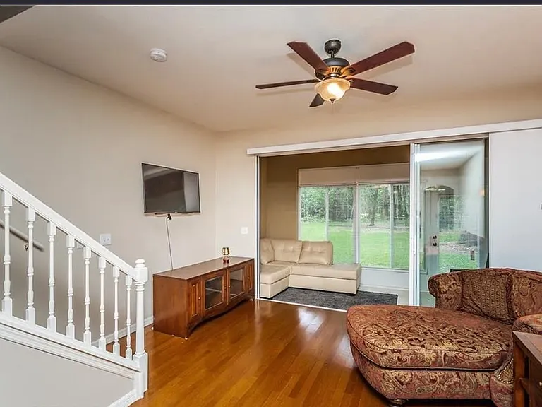 2435 Earlswood Ct — Photo 8