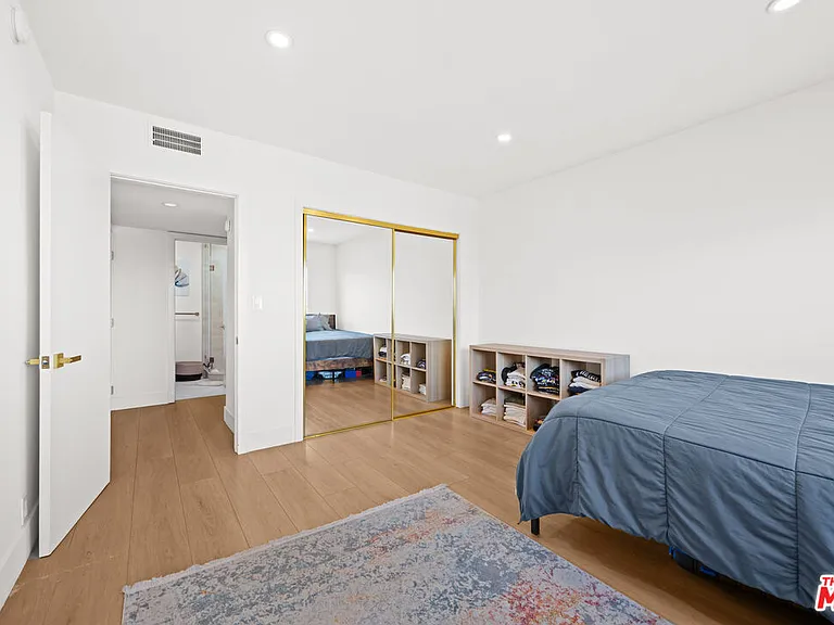 451 S Barrington Ave #302 — Photo 17