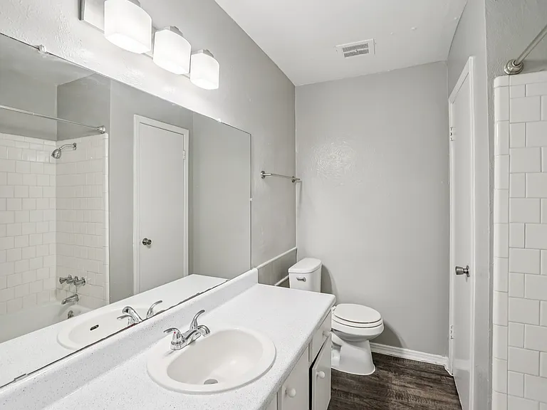 London Square Apartments — Photo 20