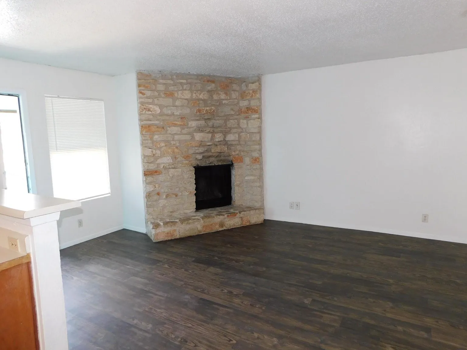 2 bed, 1.0 bath, 3120 sqft, $900 — Photo 3