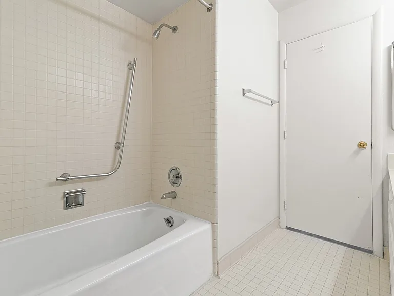 Legacy Place Apartments - Southfield, MI — Photo 7