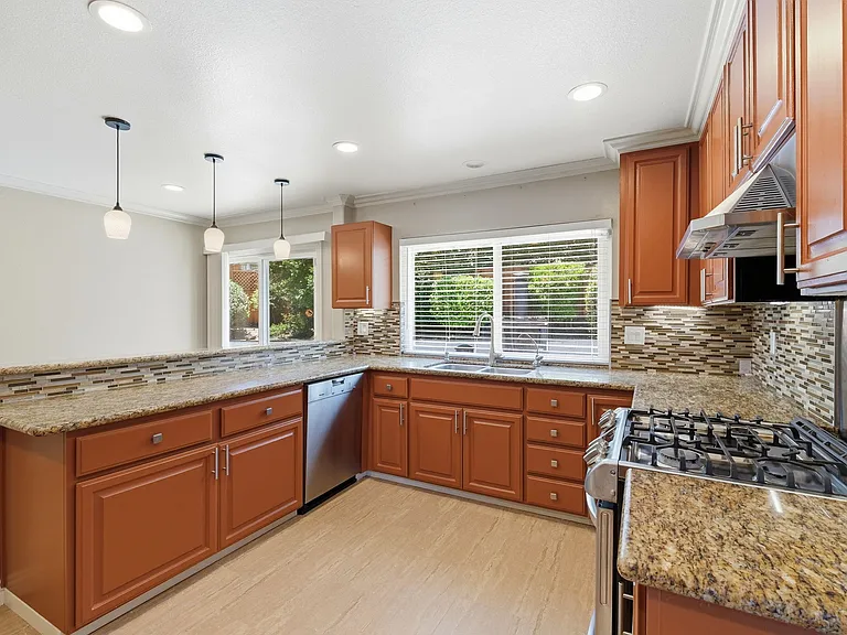 325 Goshen Ct — Photo 5