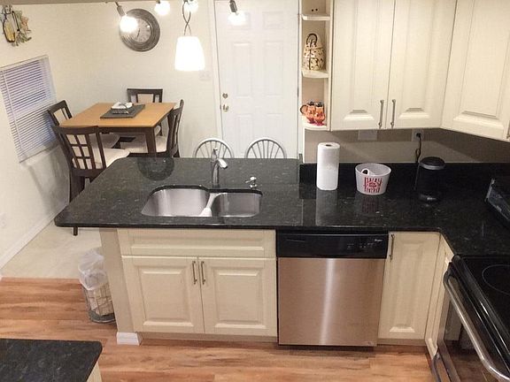 Dining area adjacent to laundry room w full size washer/dryer hookup