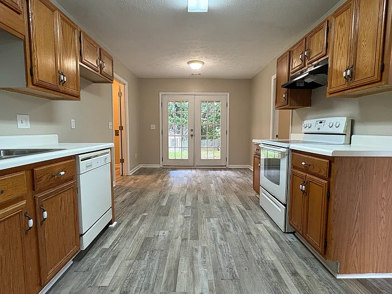1404 Douglas St — Photo 8