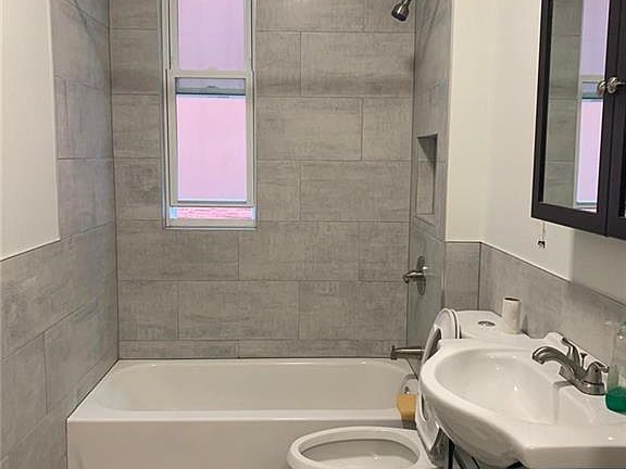 5th image of 3022 Barnes Ave APT 1F