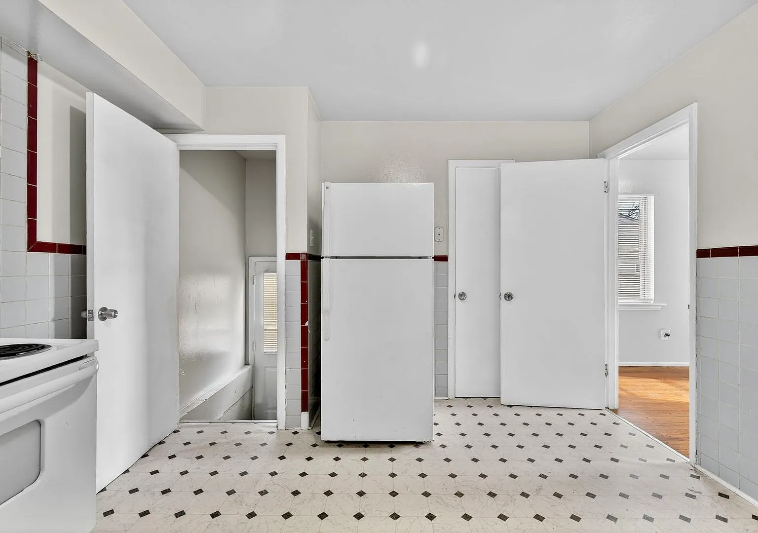 3 bed, 864 sqft, $1,100 — Photo 2