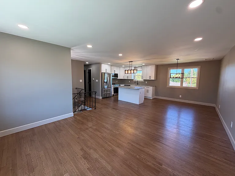 469 Elmhurst Ave — Photo 9