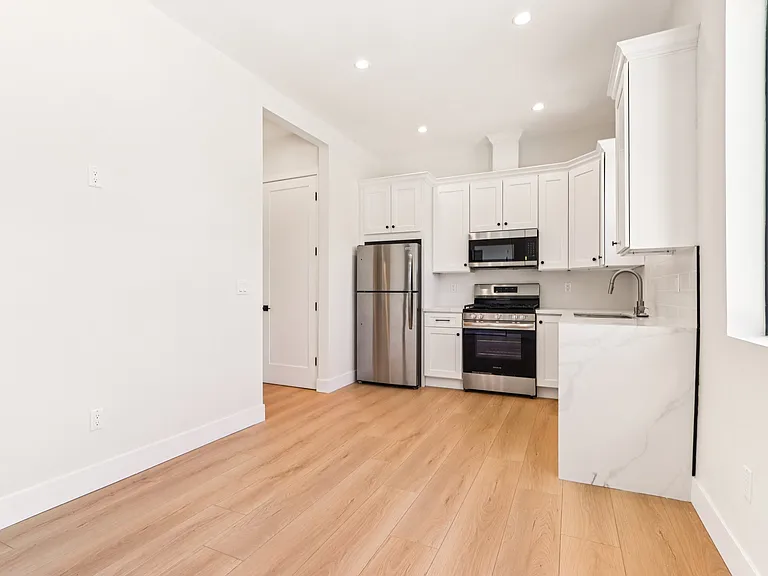 8008 Lloyd Ave — Photo 4