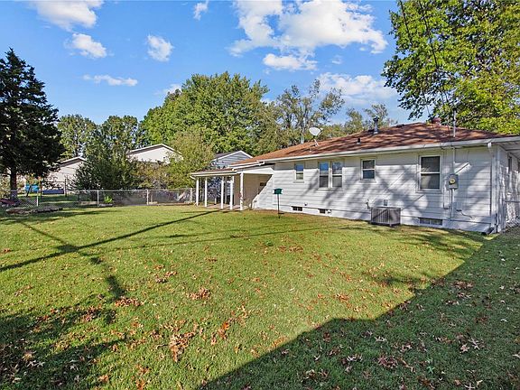 3rd image of 2929 Fortune Dr