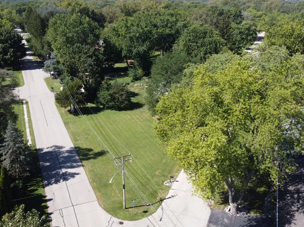 148 Center St, Barrington, IL 60010