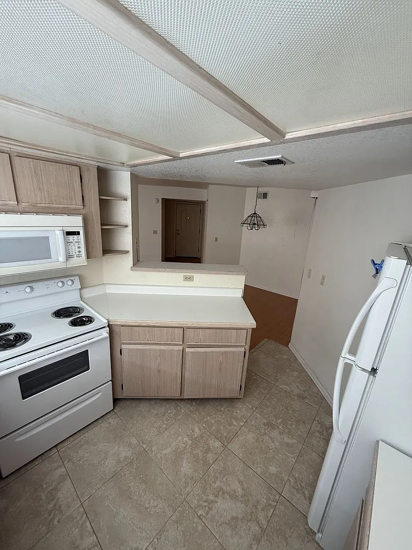 3 bed 2 bth condo in Enclaves — Photo 3