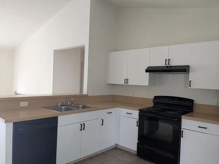 1040 Gary Dr — Photo 9