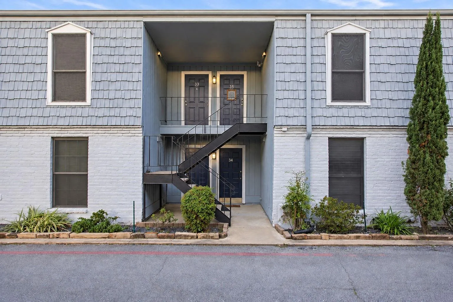 2 bed, 1.0 bath, 1156 sqft, $1,600 — Photo 1