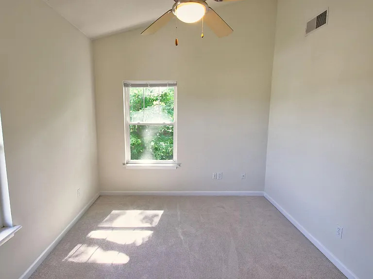 Scholar's Quad Collegiate Apartments — Photo 18