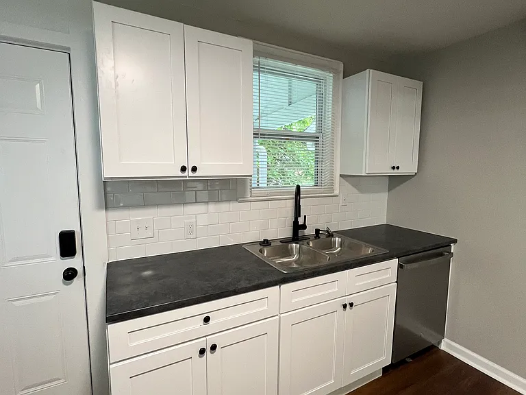486 & 488 Southwood Ave #486 — Photo 8